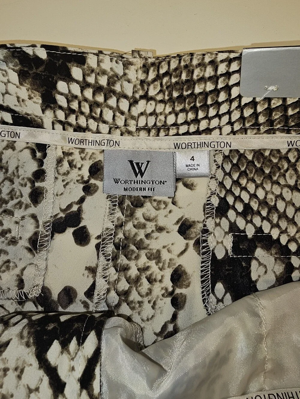 NWT | 4 | Worthington | Black White Snakeskin Print Tailored Bermuda Shorts